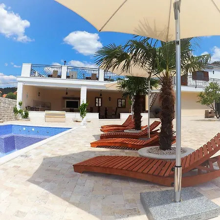 Ludilo Villa